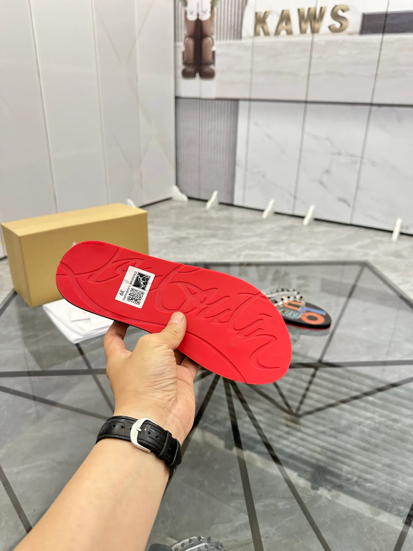 Men's shoes: 💰P280¥ Product trademark: CL red-soled shoes* "CL*" flip-flops Regular size: 36-44 (can be customized to 45.46) Couple style Product materials: Original material from upper counter, 5D color printing process, high-end rivets, original lining, original outsole. Number: 789